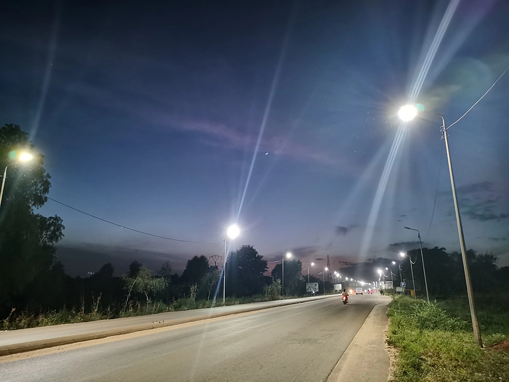 Les lumières de la rue Chz illuminant la terre de l'Afrique de l'Ouest
